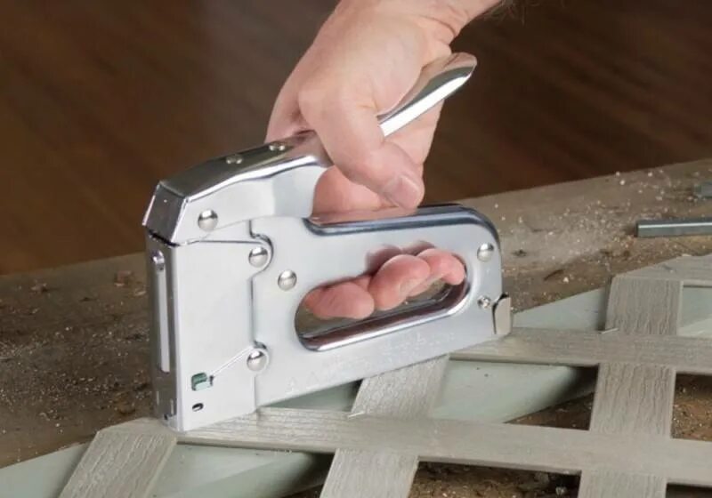 Как собрать степлер мебельный механический конструкция. Типы скоб для степлера 53 и 140. Скоба якорная u-образная для трубы ду 16-20 мм. Как зарядить мебельный степлер скобами. Степлер melior скрепкосшиватель.