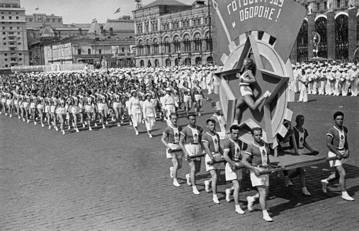 Спорт в послевоенное время. Всесоюзный парад физкультурников 1945. Всесоюзный парад физкультурников 1937. Парад физкультурников СССР на красной площади. Парад физкультурников 1936.