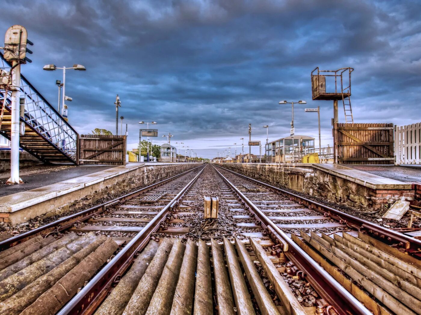 Жд дорога. Rail track железная дорога. Поезд обои. Город железнодорожный станция. Железнодорожные пути в городе.