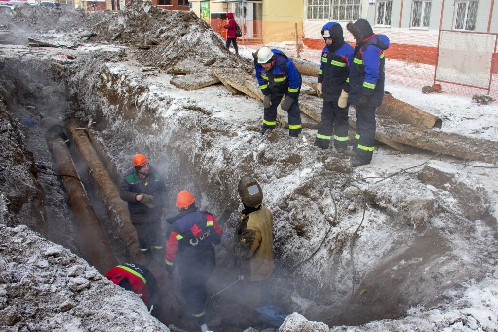 Ремонт тепловых сетей фото. Повреждаемость тепловых сетей. Повреждение тепловых сетей. Прорыв теплотрассы. Трубопроводы магистральной теплосети.