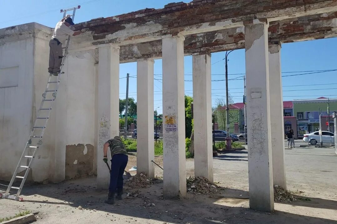 Ленинский район город орск. Парк Строителей город Орск. Парк Строителей Орск 2020. Г Орск парк Строителей фото. Мост парк Строителей Орск.