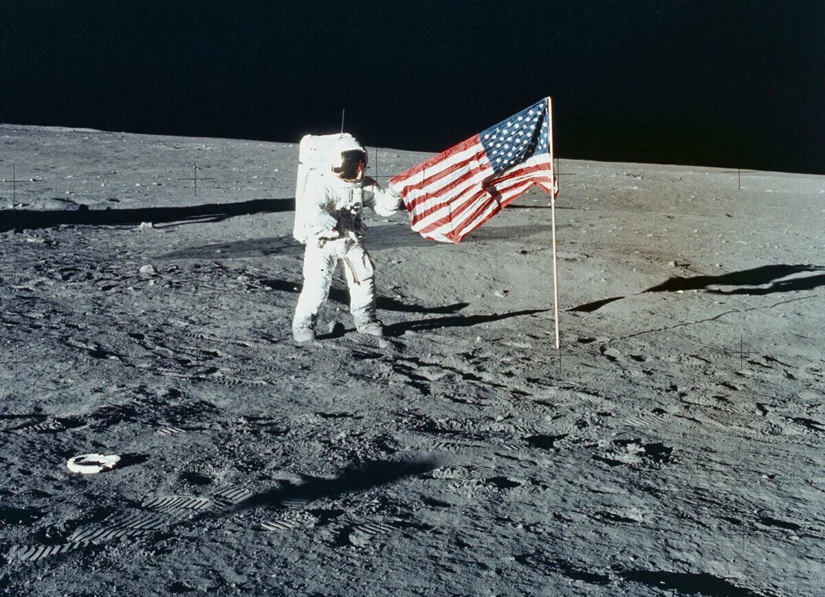 Есть ли на луне. Флаг США на Луне. Фото Нила Армстронга на Луне. Человек на Луне США. Фото флага на Луне.
