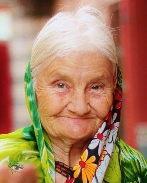 Бабка улыбается. Милые бабушки. Добрая бабушка. Старуха улыбается.