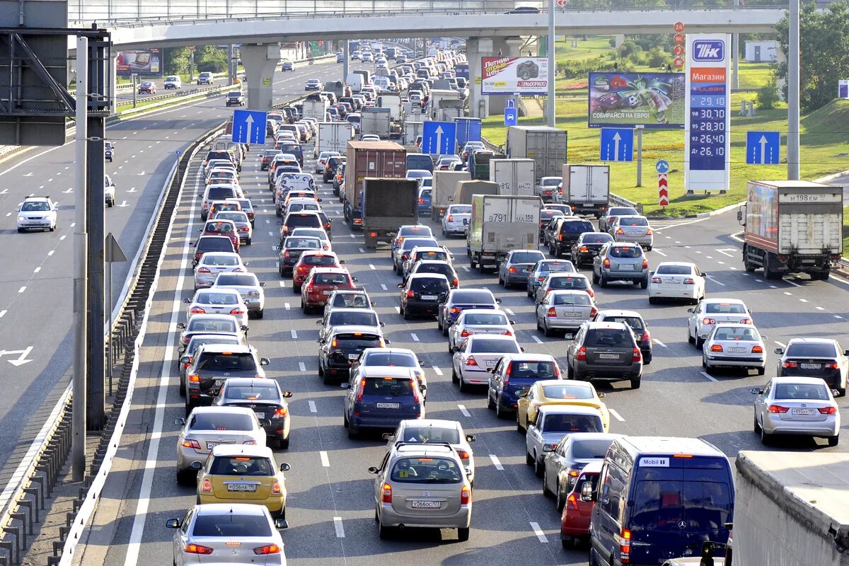 Движение в плотном потоке. Много машин на дороге. Движение в плотном потоке. Интенсивность дорожного движения. Много машин.