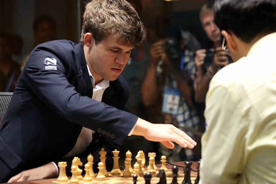 Чемпионы играют в шахматы. Магнус Карлсен шахматы. Magnus Carlsen 2013. Магнус Карлсен игра.