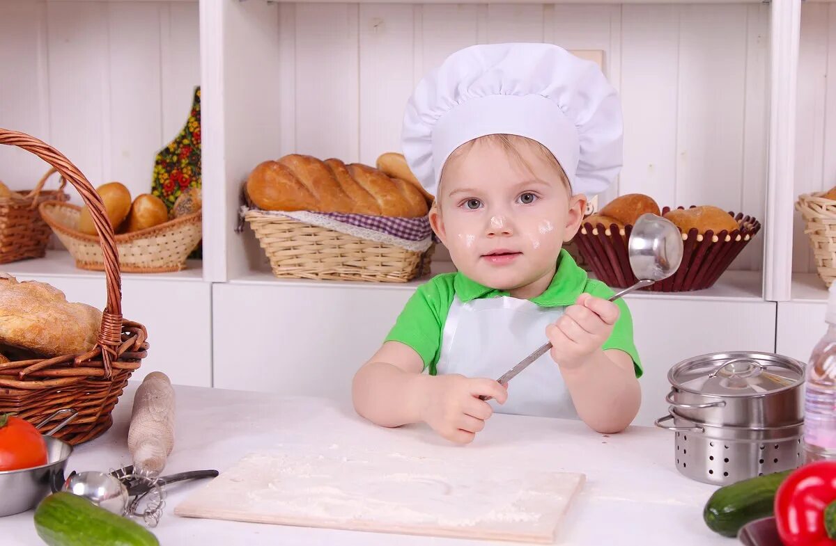 Помощники скромного. Маленький повар. Мужчина домохозяйка. Помощники в семье. Помощники скромного.