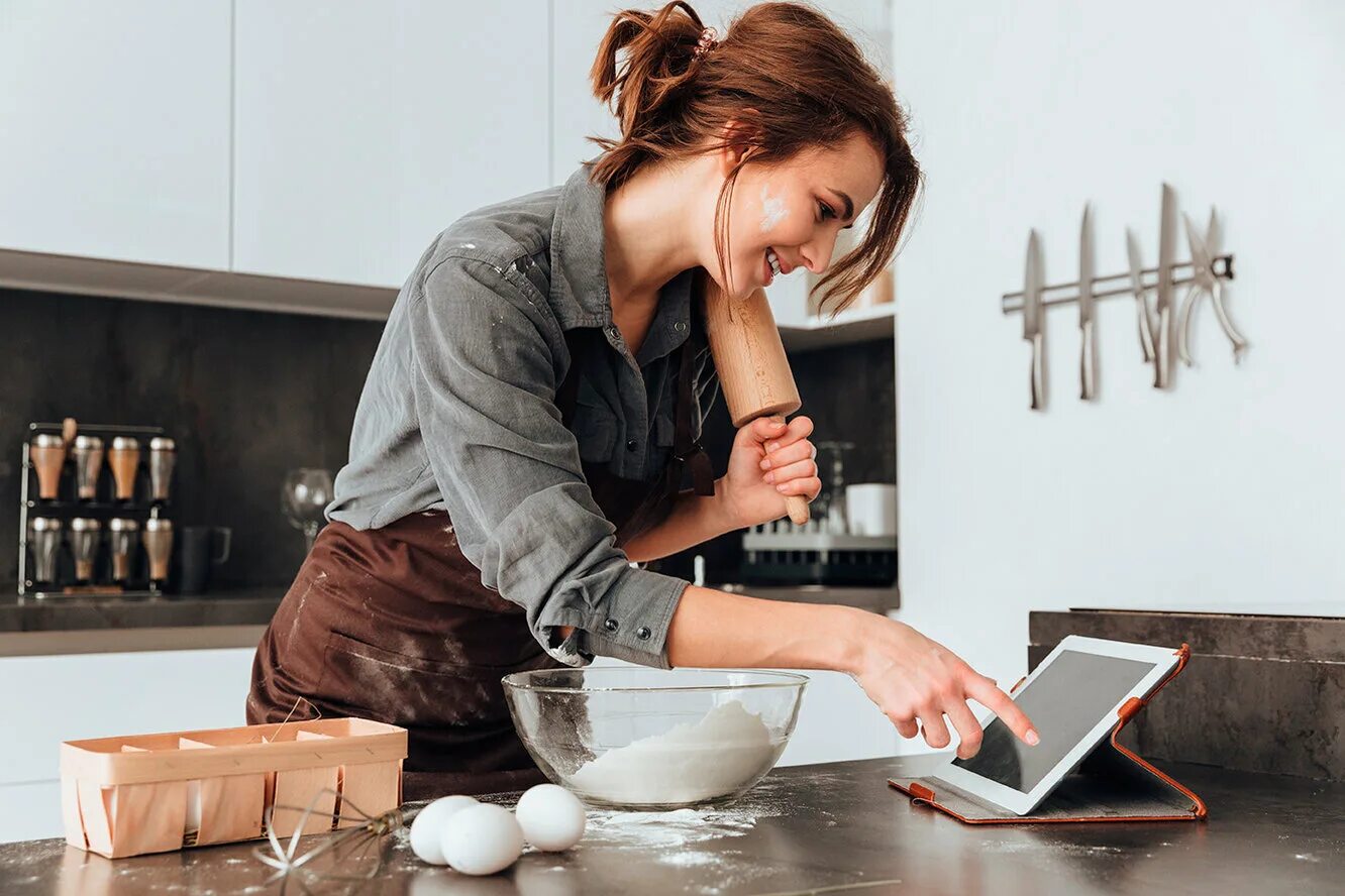 Пою и готовлю. Фотосессия на кухне. Женщина на кухне. Готовка на кухне. Девушка готовит.