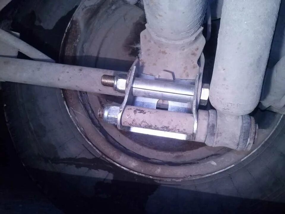 Крепление заднего амортизатора ваз 2101. Как поменять задние амортизаторы на ваз. Как поменять задние амортизаторы на ваз. Проставки задних амортизаторов ваз 2107. Как поменять задние амортизаторы на ваз.