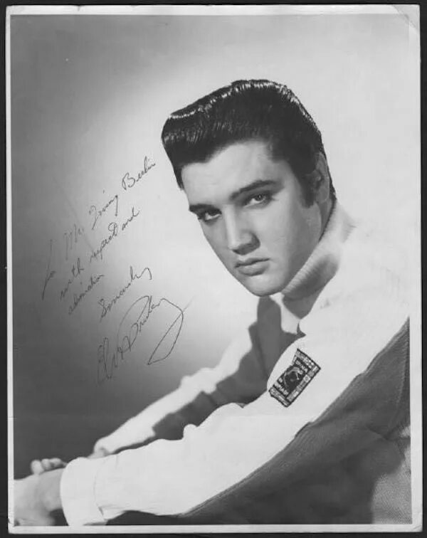 Элвис в 42. Элвис пресли молодой. Элвис пресли в полосатой кофте. When was elvis presley born. Elvis presley death.