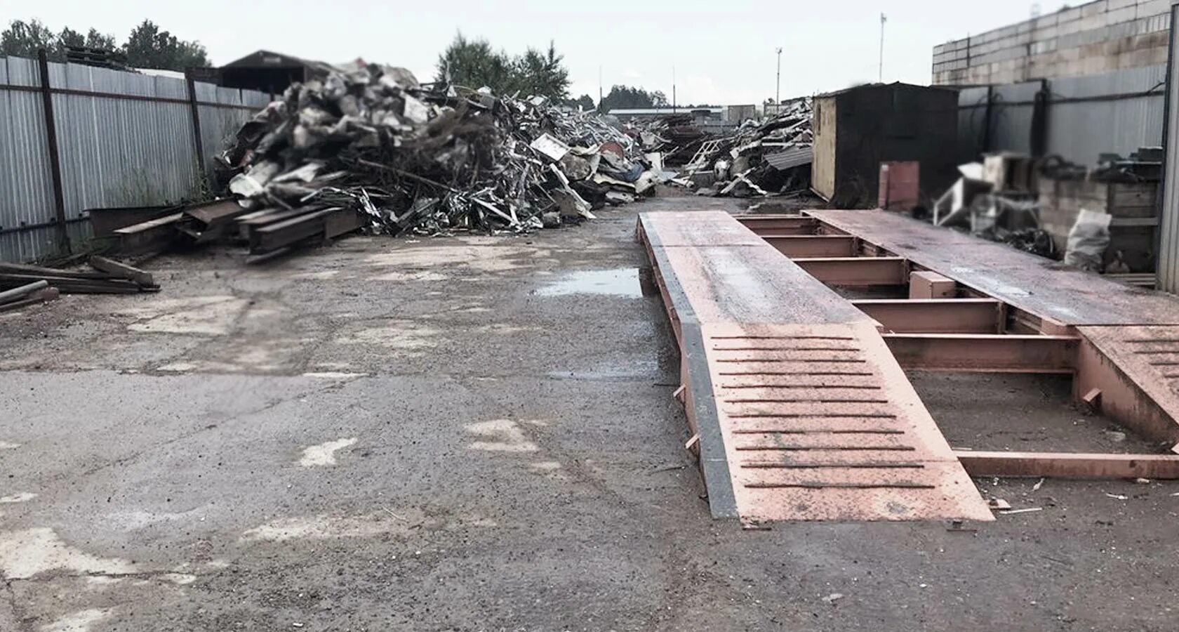 Прием лома екатеринбург. Площадка для приема металлолома. площадка для хранения металлолома. площадка по приему лома. автовесы металлолом.