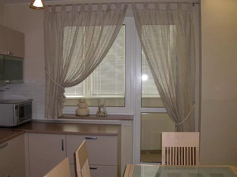 Комплект штор для кухни с балконом. Шторы на кухню. Шторы на кухню с балконной дверью. Шторы на кухню с дверью. Шторы на кухню с балконом.