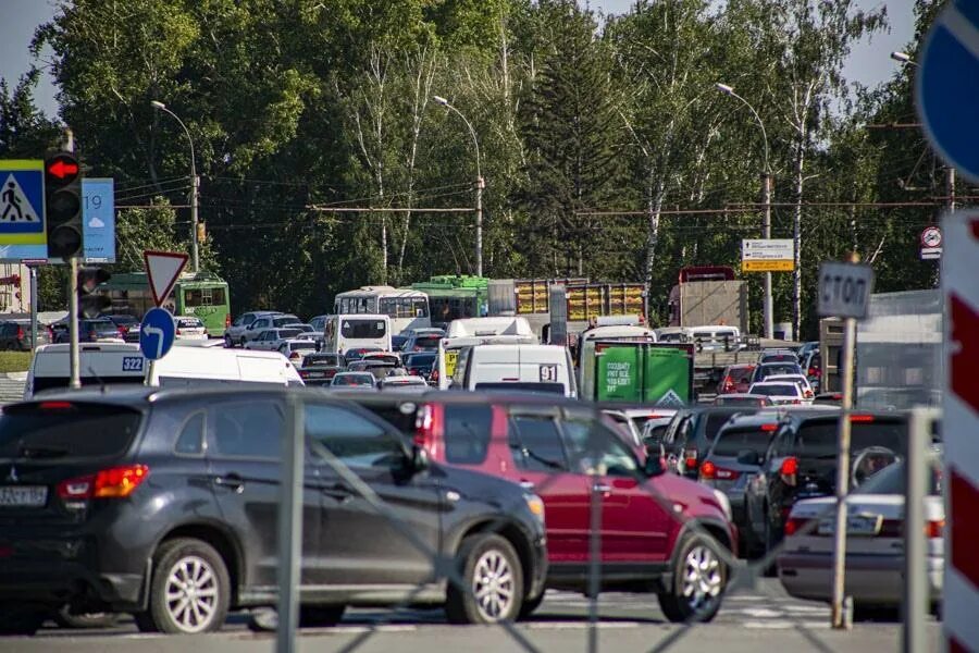 Площадь труда Новосибирск пробки. Пробки Новосибирск. Октябрьский мост пробки Новосибирск. Пробка Бердское шоссе сейчас.