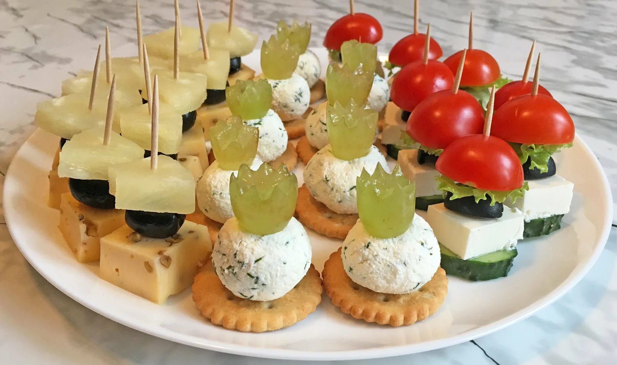 канапе с пиколини. новогодние канапе рецепты с фото простые. шпажки с моцареллой и черри и маслинами. вкусные канапе. канапе на новогодний стол.
