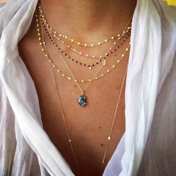 Цепь на шею. Подвеска на шею. Многоуровневые цепочки на шею. На женской шее две цепочки. Цепочка бижутерия.