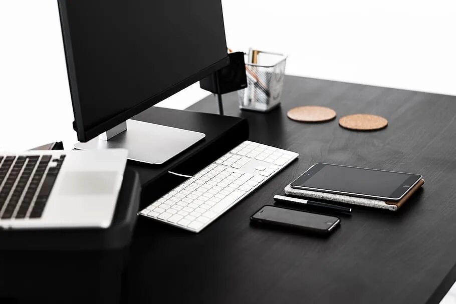 Nowadays computer. Деловой стол. Деловой рабочий стол. Обои на рабочий стол бизнес. Деловой стиль на столе.
