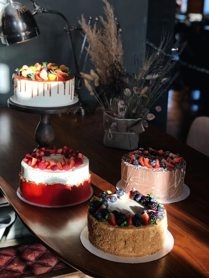 Тортик в кофейне. Кафе тортик. Тортик в кофейне. Кафе кондитерская. Торт в кафе.