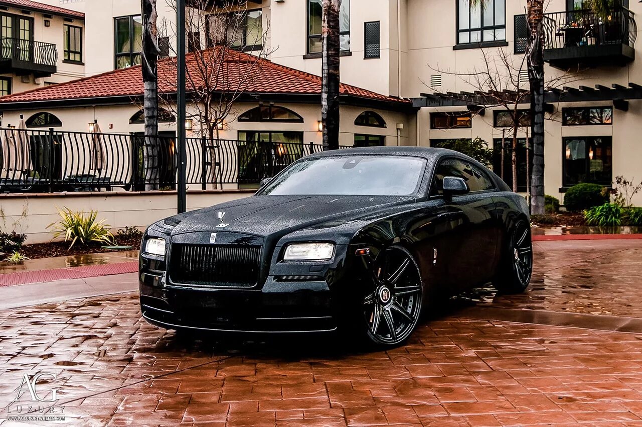 Диски роллс. Rolls Royce Wraith черный. Rolls Royce Wraith Рестайлинг. Rolls Royce Wraith 2021. Rolls Royce Ghost 2021 черный.