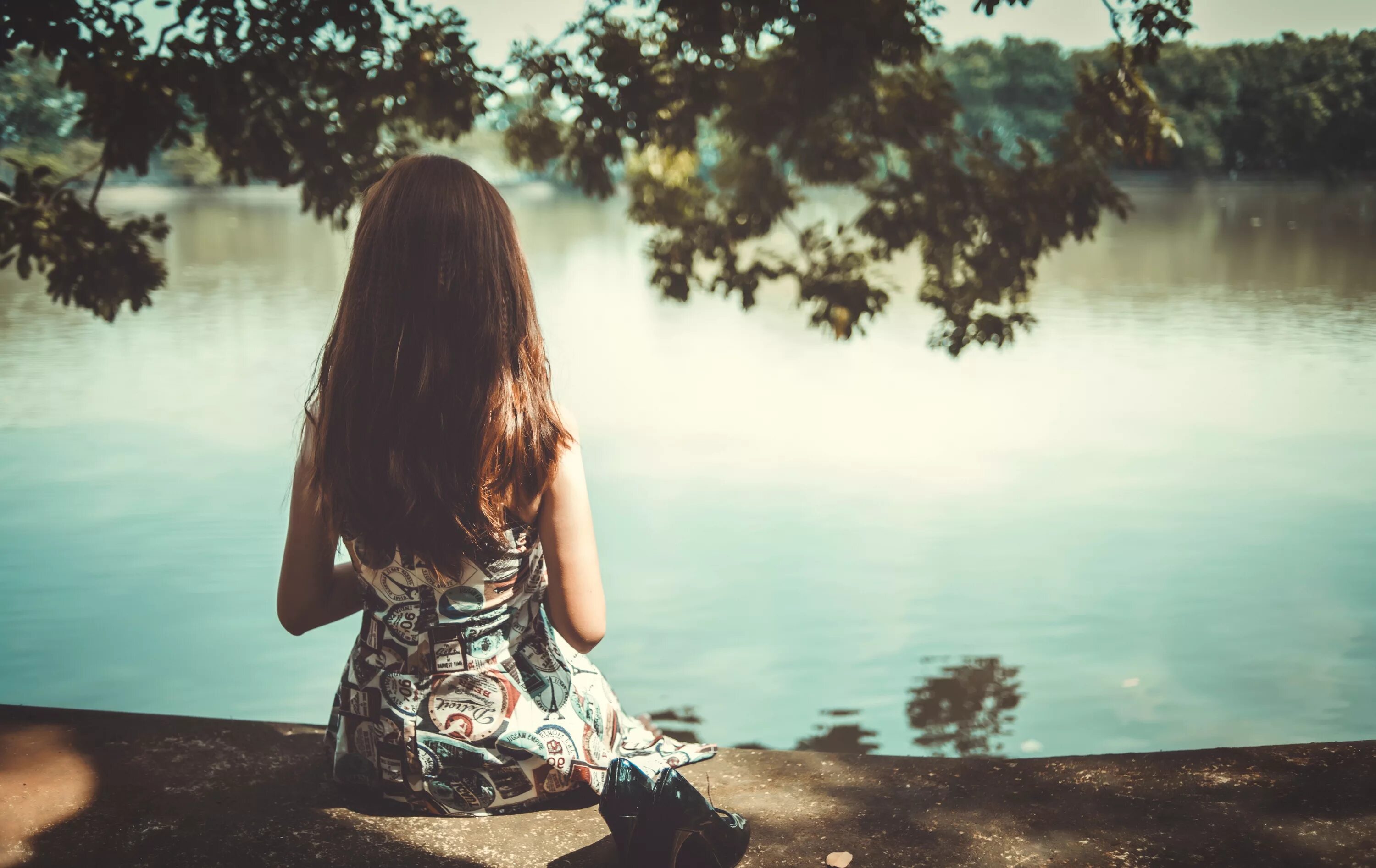 Фото девушки со спины. Девушка-море. Девушка на обрыве у моря. Где девочка стоит. Где девочка стоит.