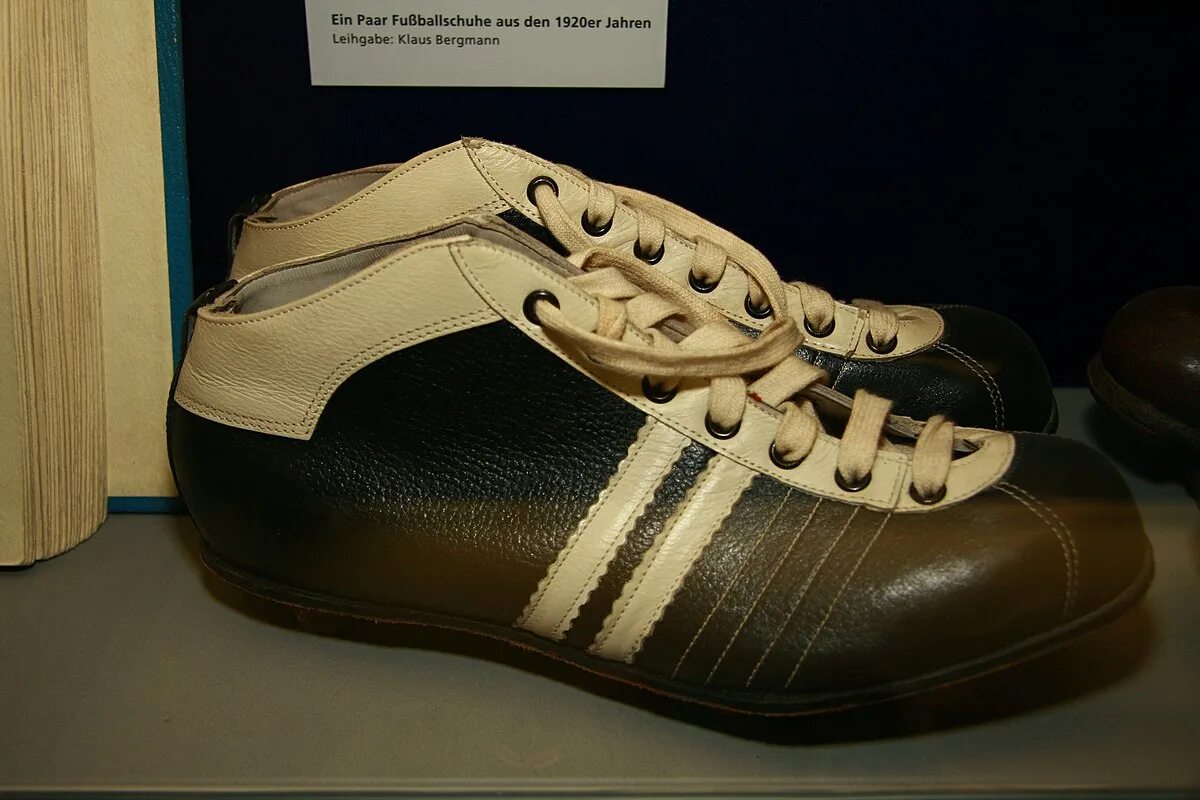 Первая спортивная обувь. Первые кроссовки адидас. Старые футбольные бутсы. Adidas первые кроссовки. Бутсы 70-х годов.