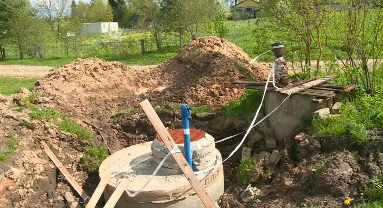 Залило скважину. Водопровод в деревне. Строительство водопровода в деревне. Завершено строительство водопровода. Водопровод в деревне Снежница.