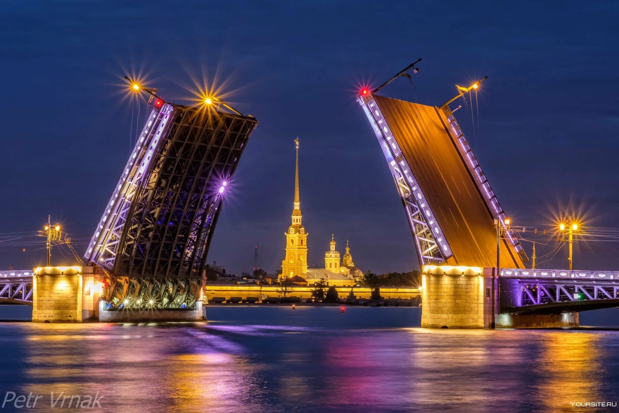 Дворцовый мост санкт петербург кратко. Достопримечательности Санкт-Петербурга мост разводной. Разводной мост Дворцовский в Санкт-Петербурге. Palace Bridge Санкт-Петербург мост. Достопримечательности Санкт Петербурга разводной Дворцовый мост.