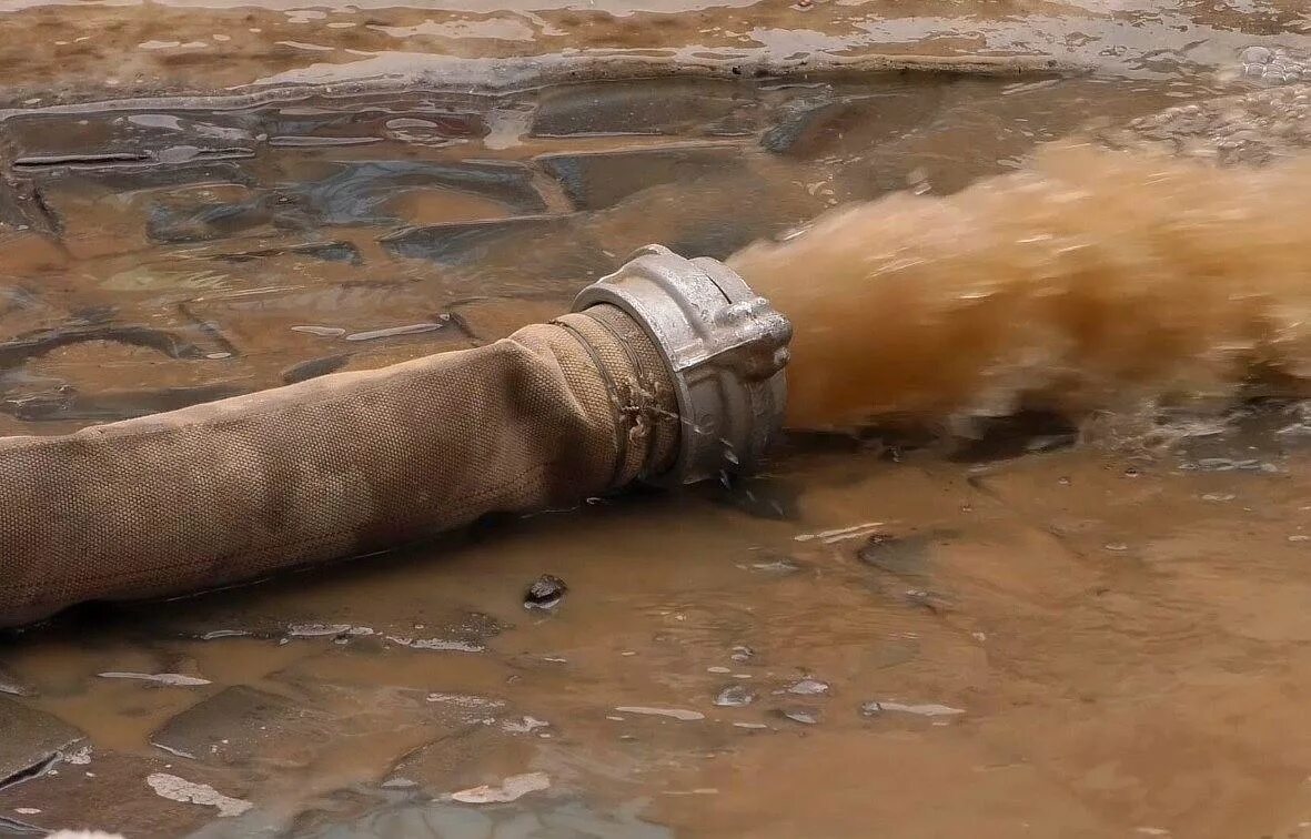 водопроводные трубы. прорыв трубы. протечка трубы водоснабжения. прорыв трубы с горячей водой. лопнула труба водопровода в квартире.