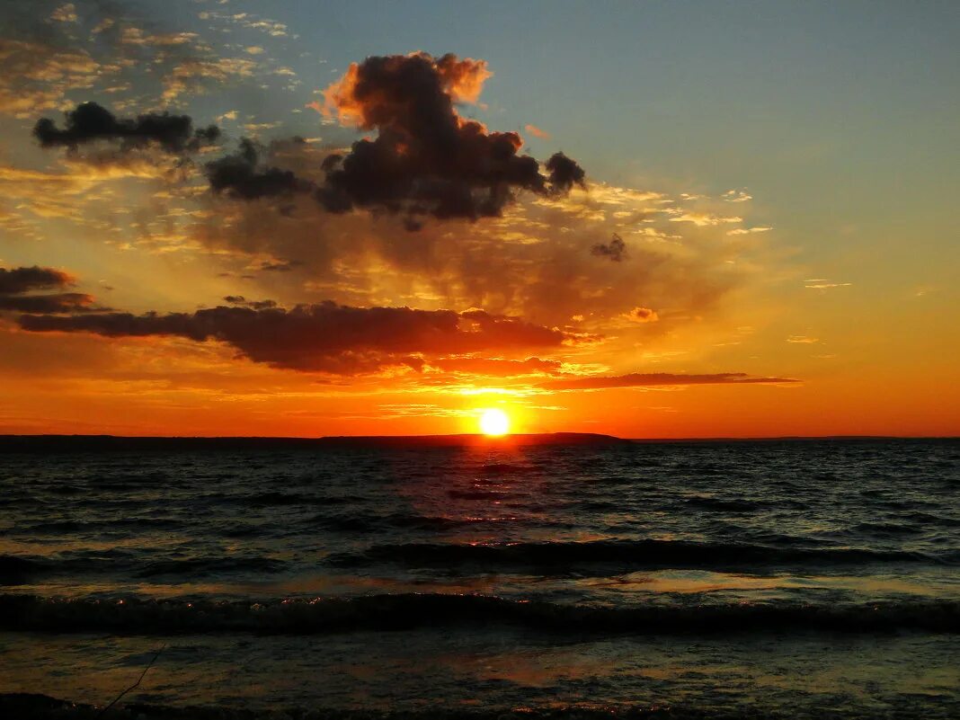 теплый закат. уходит в закат. луна и солнце на небе одновременно. художественная фотография пейзаж. фотоэтюд пейзажа.