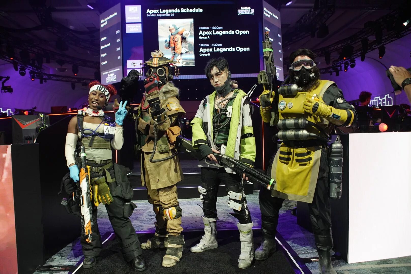 Коллаборация apex. Мираж апекс косплей. косплей ватсон apex legends. косплей рейф apex legends. каустик апекс косплей.