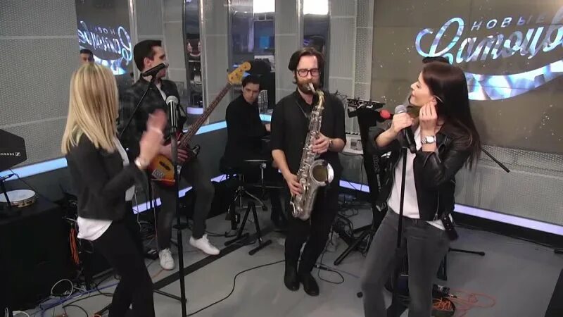 новые самоцветы попурри. дискотека муз тв золотые хиты 2022. солист группы новые самоцветы саша. новые самоцветы песня лейся. авторадио актриса самоцветы.