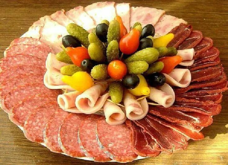 Нарезка аппетитных. Мясная нарезка. нарезка на праздничный стол. украшение праздничного стола. красивое украшение стола.