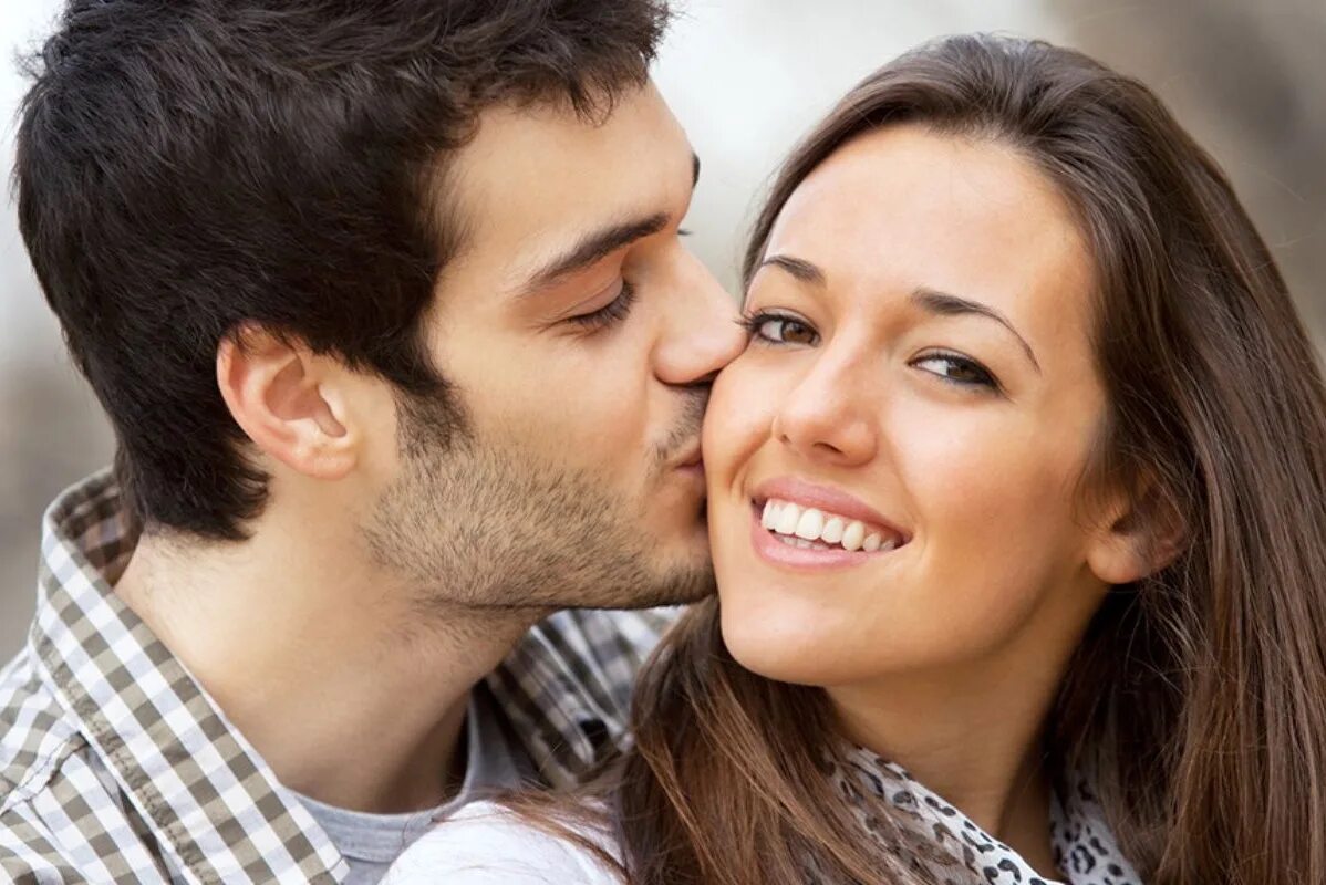 Приснилось целоваться с мужем. Поцелуй в щечку. Целует в щечку. Девушка целует парня в щеку. Парень целует девушку.