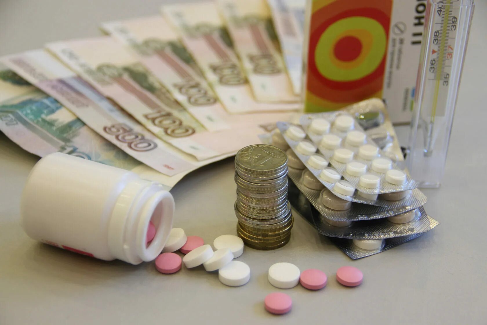 Льготные деньги. Деньги за лекарства. таблетки и деньги. лекарства для льготников. таблетки лекарства деньги.