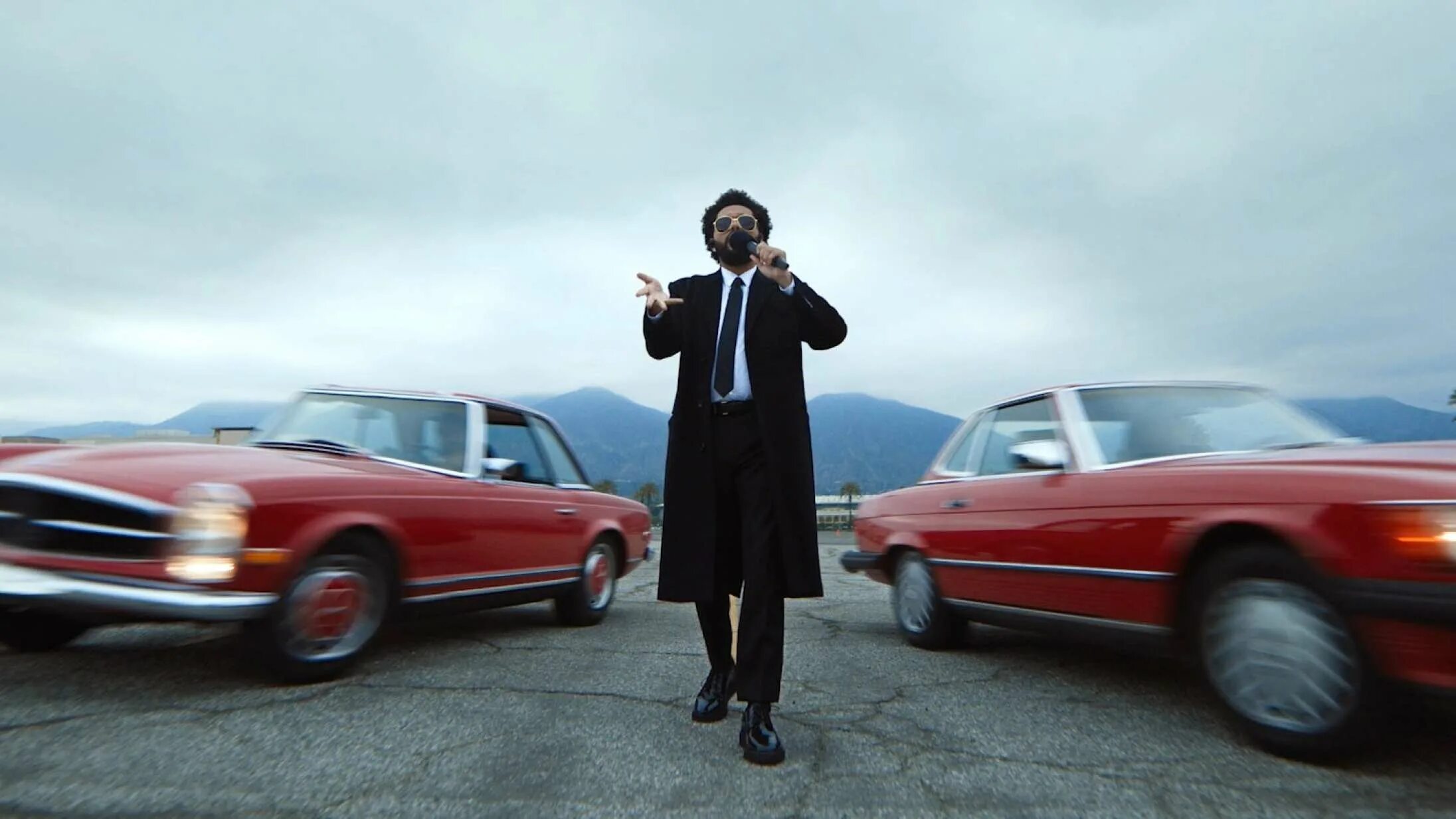 Weekend save. Машина the weeknd. weekend в машине. the weeknd billboard. the weeknd награды.