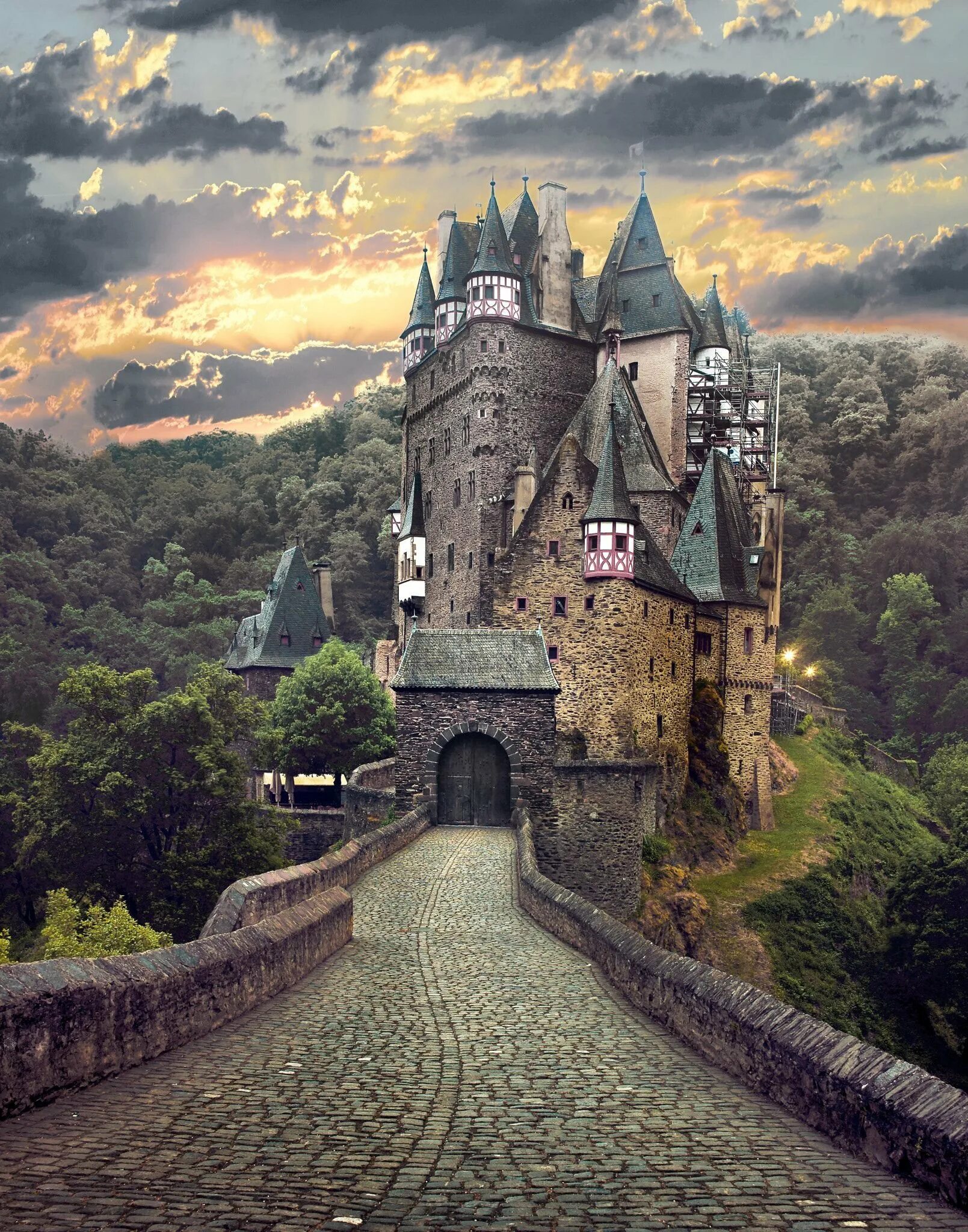 Замок картинка. Burg Eltz Германия Хогвартс. Сказочный замок Эльц. Замок Эльц HD. Средневековый дворец (the Medieval Palace).