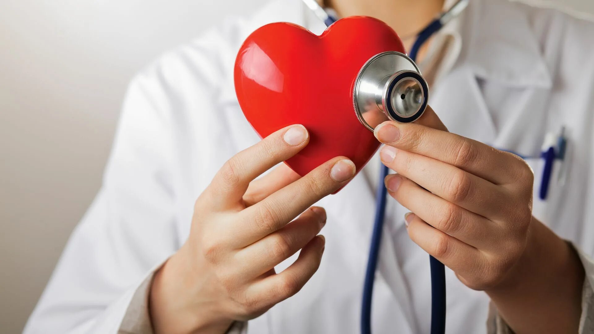Центр здоровья сердца. Сердце медицина. Врач с сердцем. Сердце кардиология. Здоровье врач.