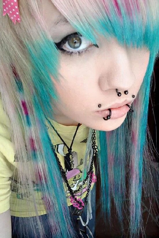 Губы эмо. Губы эмо. Рыжий цвет волос пирсинг. Губы эмо. Эмо стиль 2020.