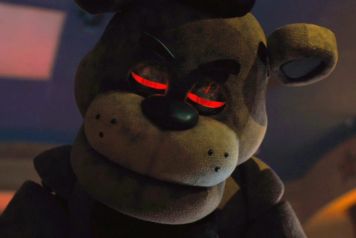 Fnaf plus freddy. Николас кейдж аниматроники. Включи 5 ночей с фредди 2023. Фнаф plus. Five nights at freddy's сцена.