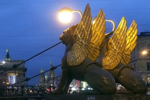 Мост с львами с золотыми крыльями