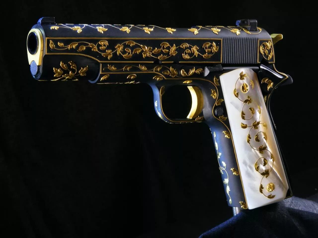 Алмаз guns. Оружие Кольт 1911. Кольт м1911 гравированный. Кольт м1911 золотой. Кольт м1911 Картель.