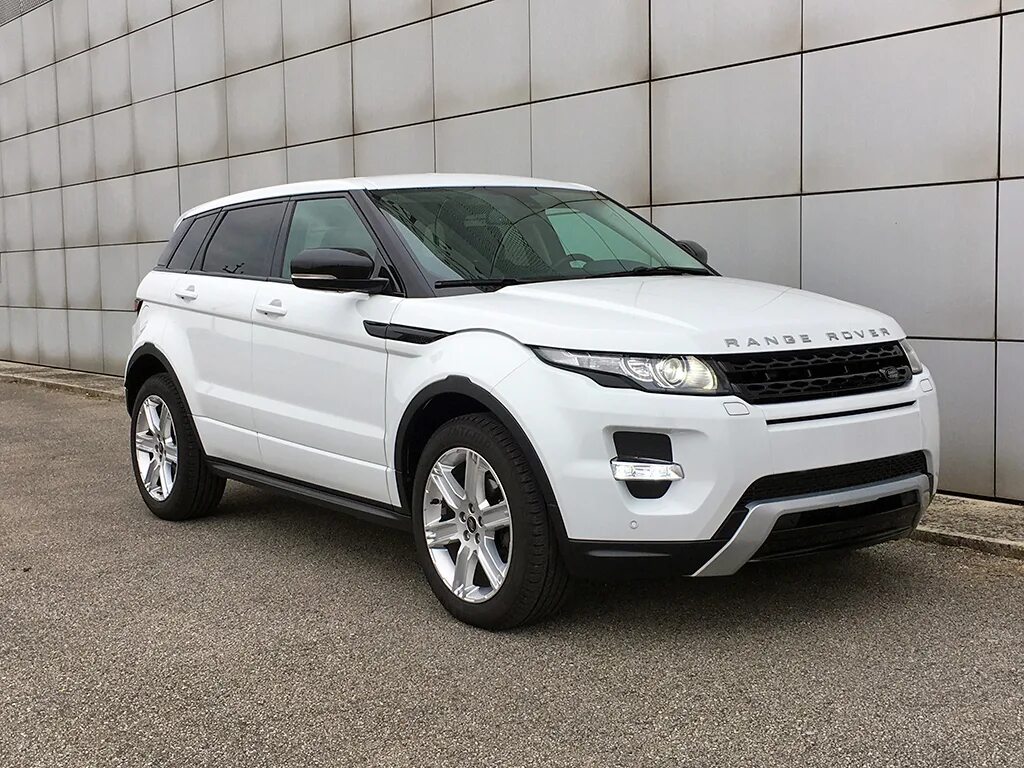 Купить ленд ровер цены. Land Rover range Rover Evoque белый. Рендж Ровер Эвок 2012 белый. Рендж Ровер Эвок 2023. Ранжер Ровер Эвок белый.