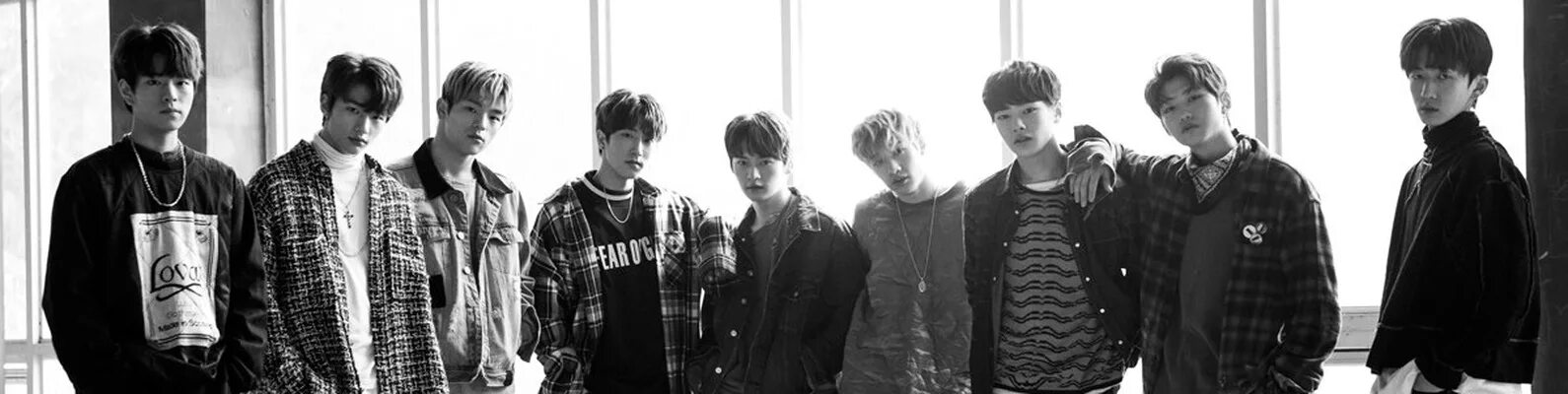 Sherlock stray. Группа stray kids. stray kids черно белые. группа stray kids карточки.