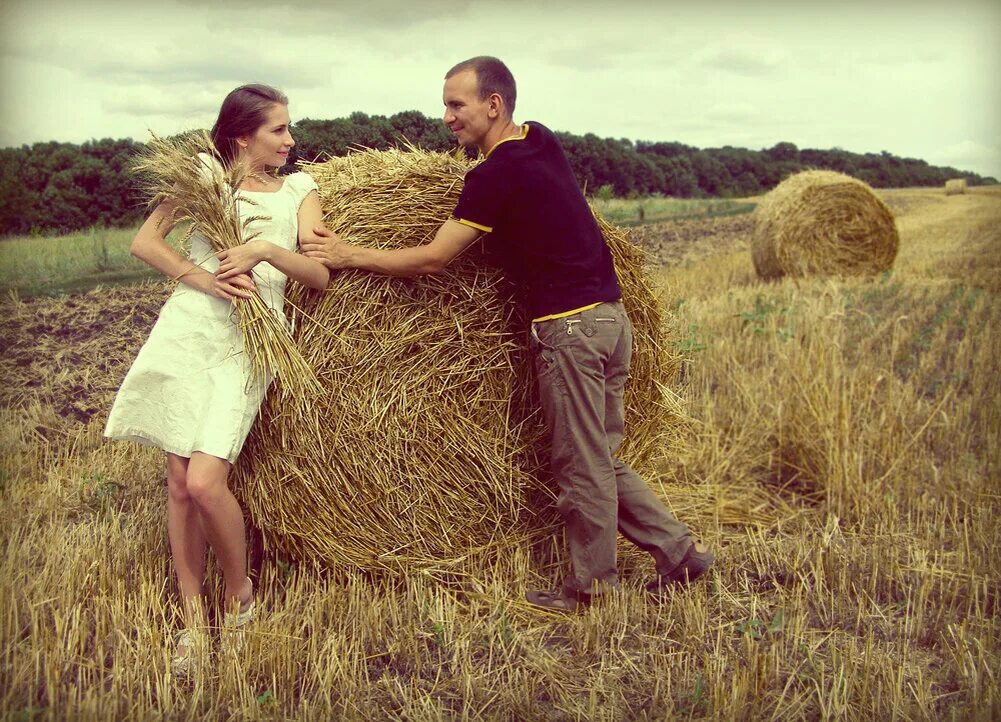 Рассказы вк про. Деревенская любовь. Фотосессия в деревенском стиле. Пара в деревне. Сельская любовь.