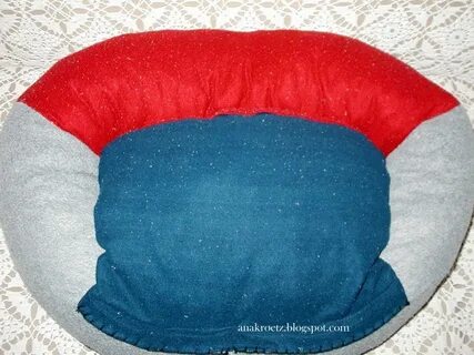 Лежанка для кошки из старого свитера