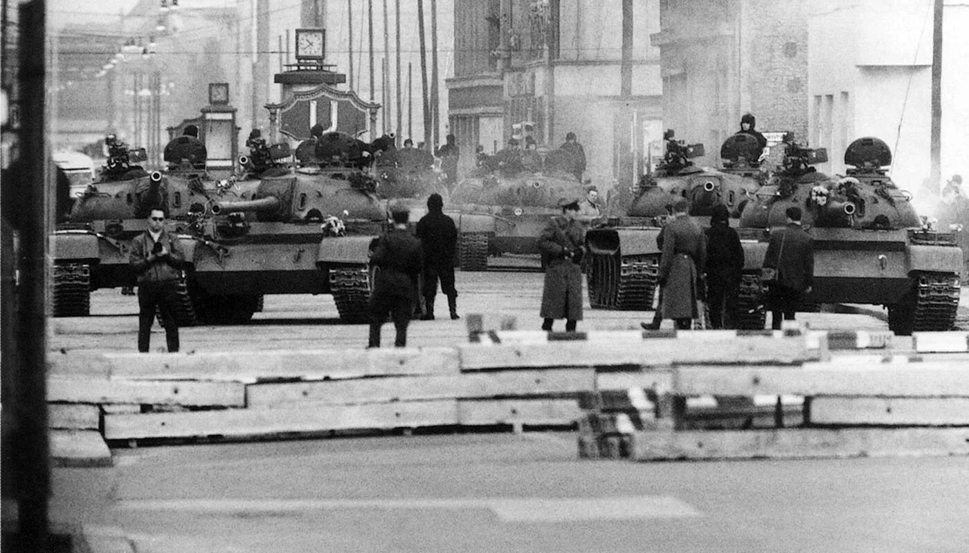 5 октября 1961. КПП Чарли в Берлине 1961. Берлинский кризис 1961 танки. Октябрь 1961 Берлин. Чекпойнт Чарли октябрь 1961.