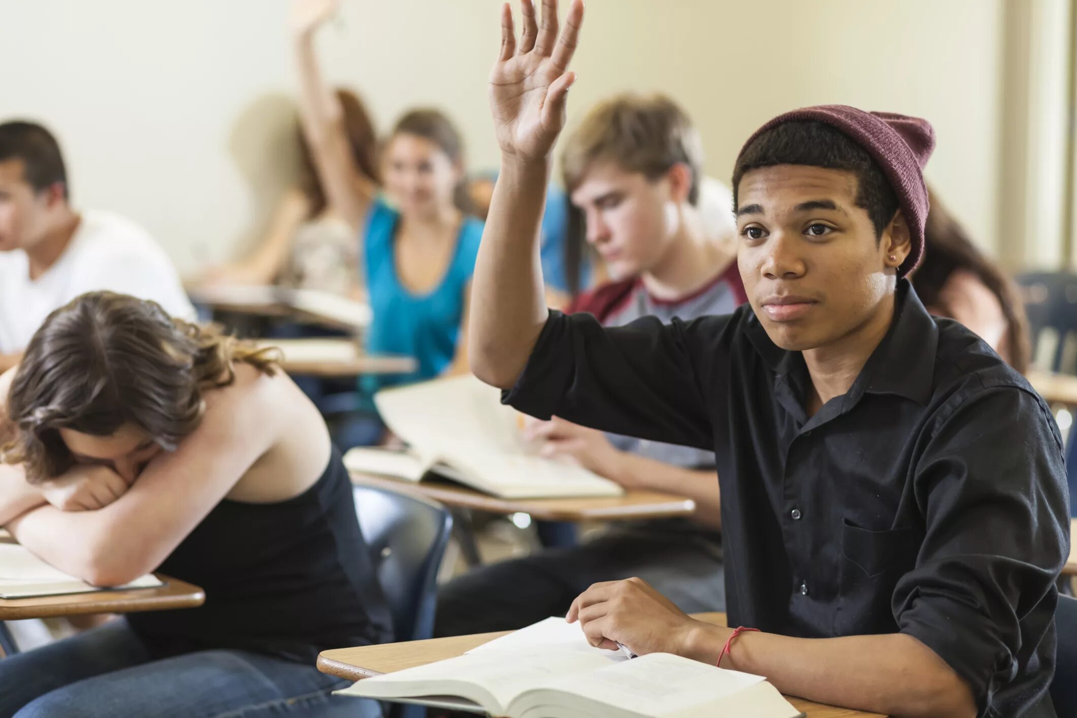 We can in class. Студенты на занятиях. Студент за партой. Студенты в аудитории. Колледж в США.