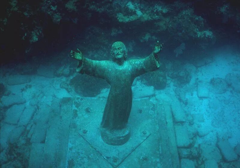 Бездна краткое содержание. Сан Фруттуозо Италия статуя Христа. Христос из бездны в Сан-Фруттуозо в Италии. Статуя Иисуса Христа под водой. Статуя Христос из бездны.