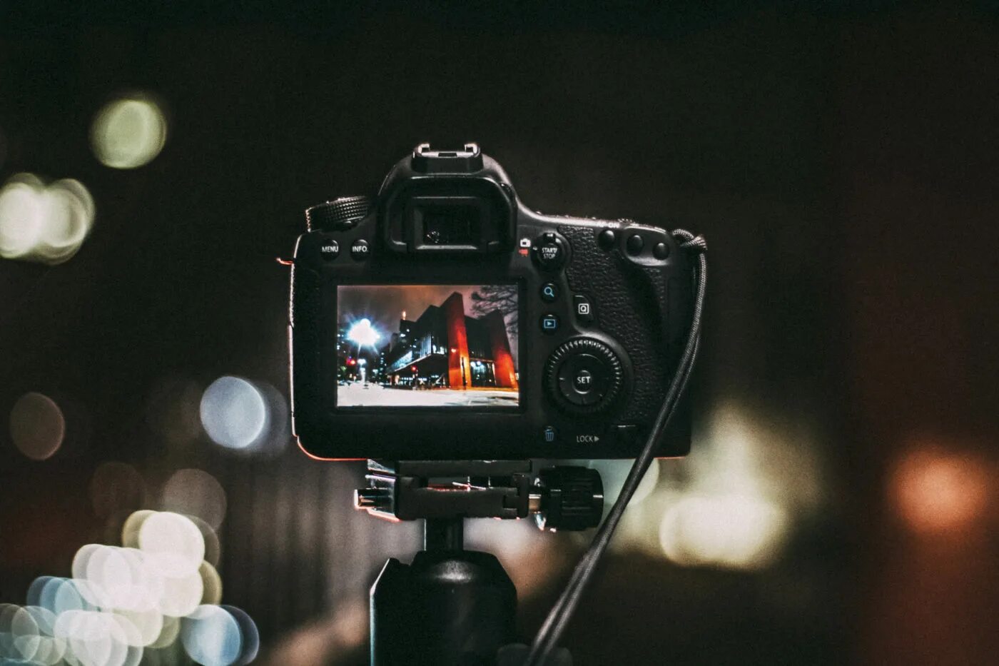 Камера фоткать. Canon DSLR. Кинокамера Кэнон 4к. Фотоаппарат и видеокамера. Камера для фотографий.