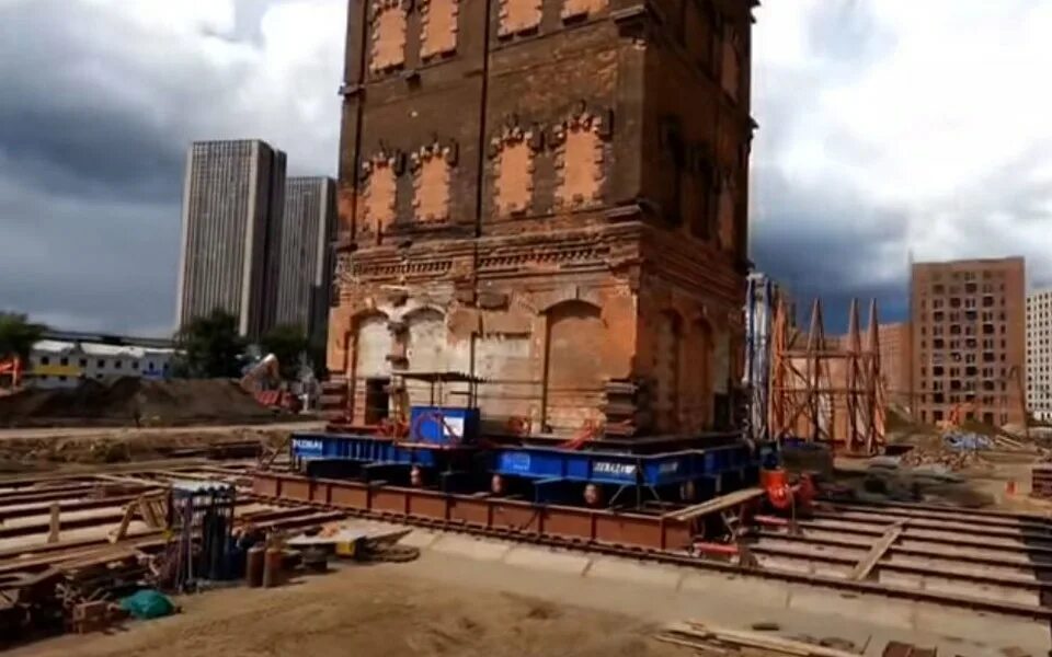 В петербурге впервые передвинули дом. Передвигали здания на тверской в москве. Перенос зданий в москве. Перемещение домов в москве в 1935. Первый каменный дом лейтенай зотова во владивостоке.