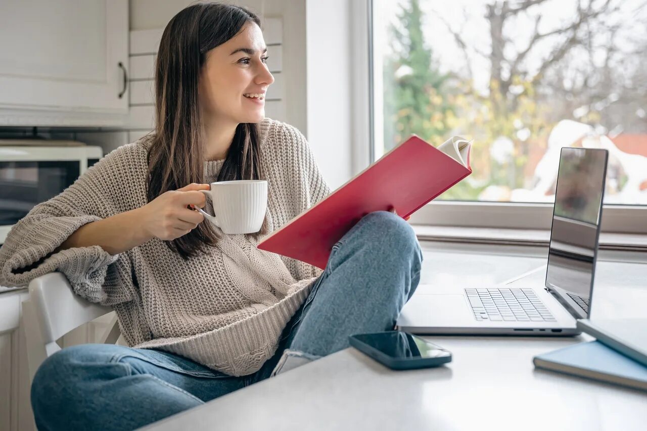 Идеи для подработки. Старшеклассник за компьютером. Девушка за ноутбуком. Фриланс. Рекрутер на фрилансе.