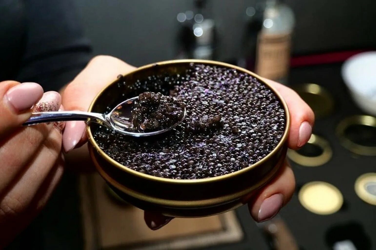 Икра палтуса «авача», 100 г. Как определить настоящую черную икру. Как определить настоящую черную икру. Искусственная черная икра. Настоящая черная икра.